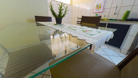 Mesa com quatro cadeiras