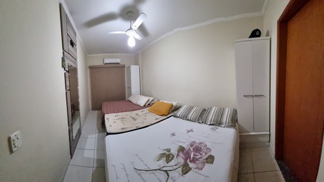 Dormitório master medindo 6x3m.