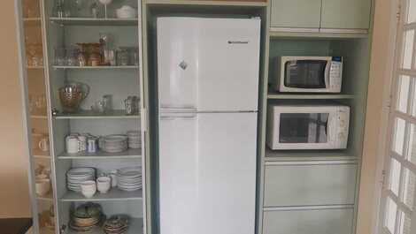 Cozinha - louças, geladeira duplex, microondas e forno elétrico
