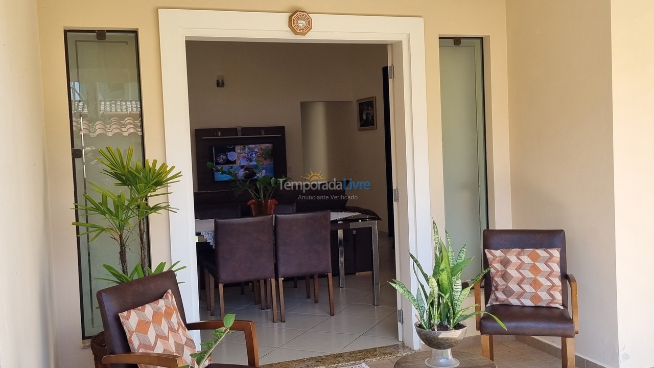 Casa para aluguel de temporada em Peruíbe (Belmira Novaes Ruinas)