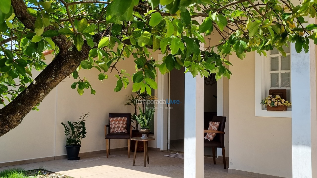 Casa para aluguel de temporada em Peruíbe (Belmira Novaes Ruinas)