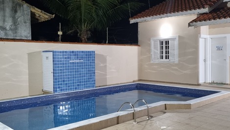 Desfrute da piscina e churrasqueira a noite