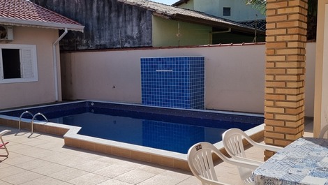 CASA TÉRREA COM PISCINA E CHURRASQUEIRA A 01 QUADRA DA PRAIA