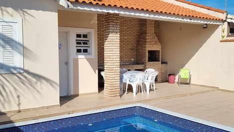 Piscina, churrasqueira, pia de mármore, freezer e banheiro completo