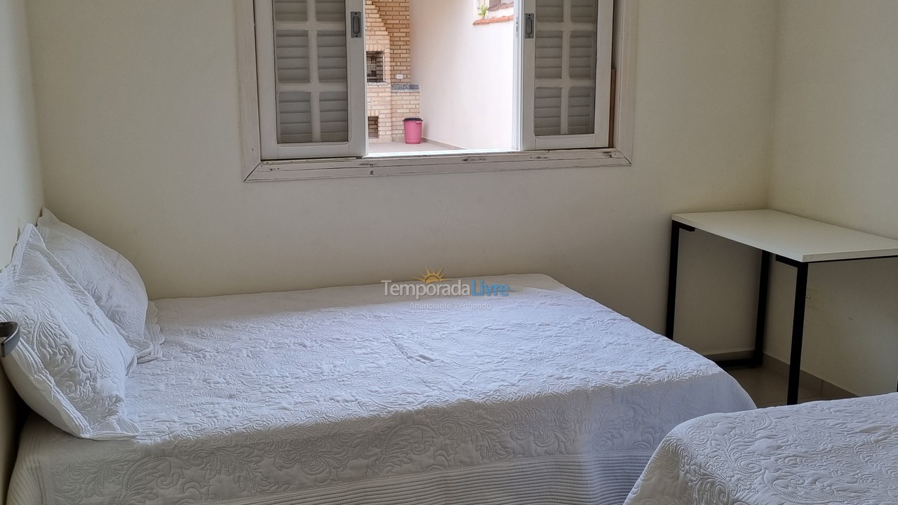 Casa para aluguel de temporada em Peruíbe (Belmira Novaes Ruinas)