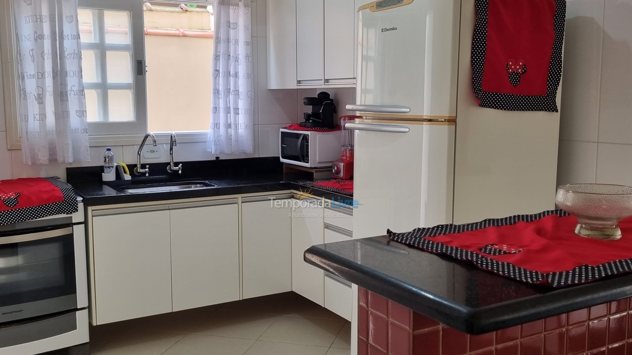 Casa para aluguel de temporada em Peruíbe (Belmira Novaes Ruinas)