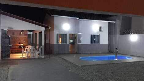 CASA COM PISCINA E ÁREA GOURMET A 30M DA PRAIA