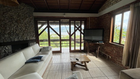 CASA AMPLIA CON PILETA Y VISTA PARA LA LAGUNA EN PRAIA DE FERRUGEM