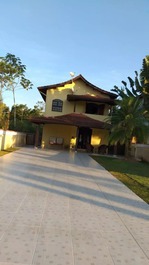 Espaço frontal, acomodam sete veículos.