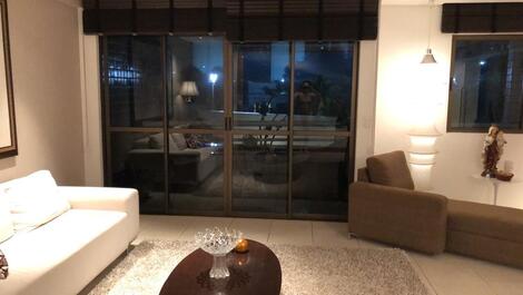 Sala ampla, confortável, com sofás e poltronas para descansar e relaxar.