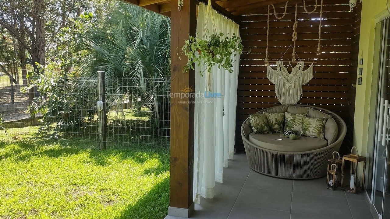 Casa para aluguel de temporada em Imbituba (Praia do Rosa)