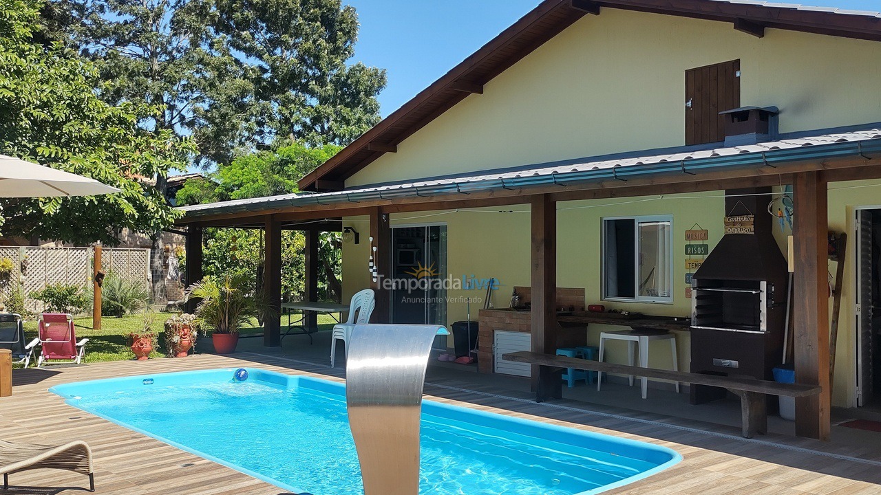 Casa para aluguel de temporada em Imbituba (Praia do Rosa)