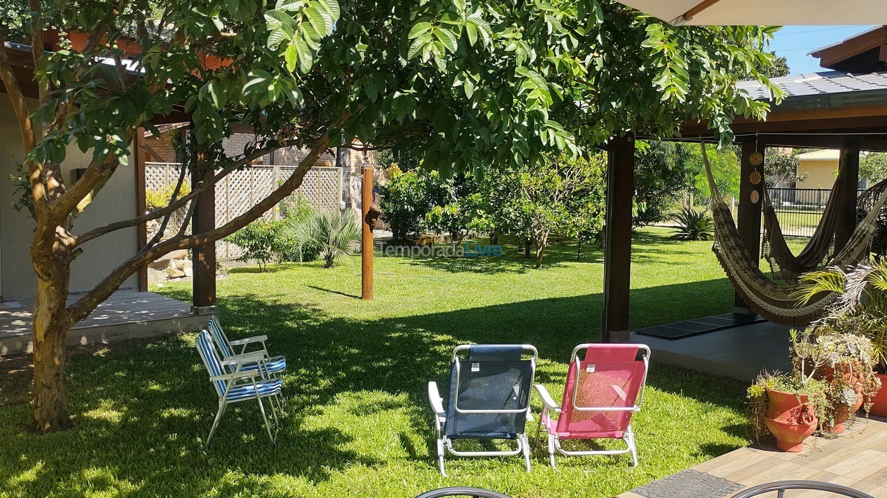 Casa para aluguel de temporada em Imbituba (Praia do Rosa)