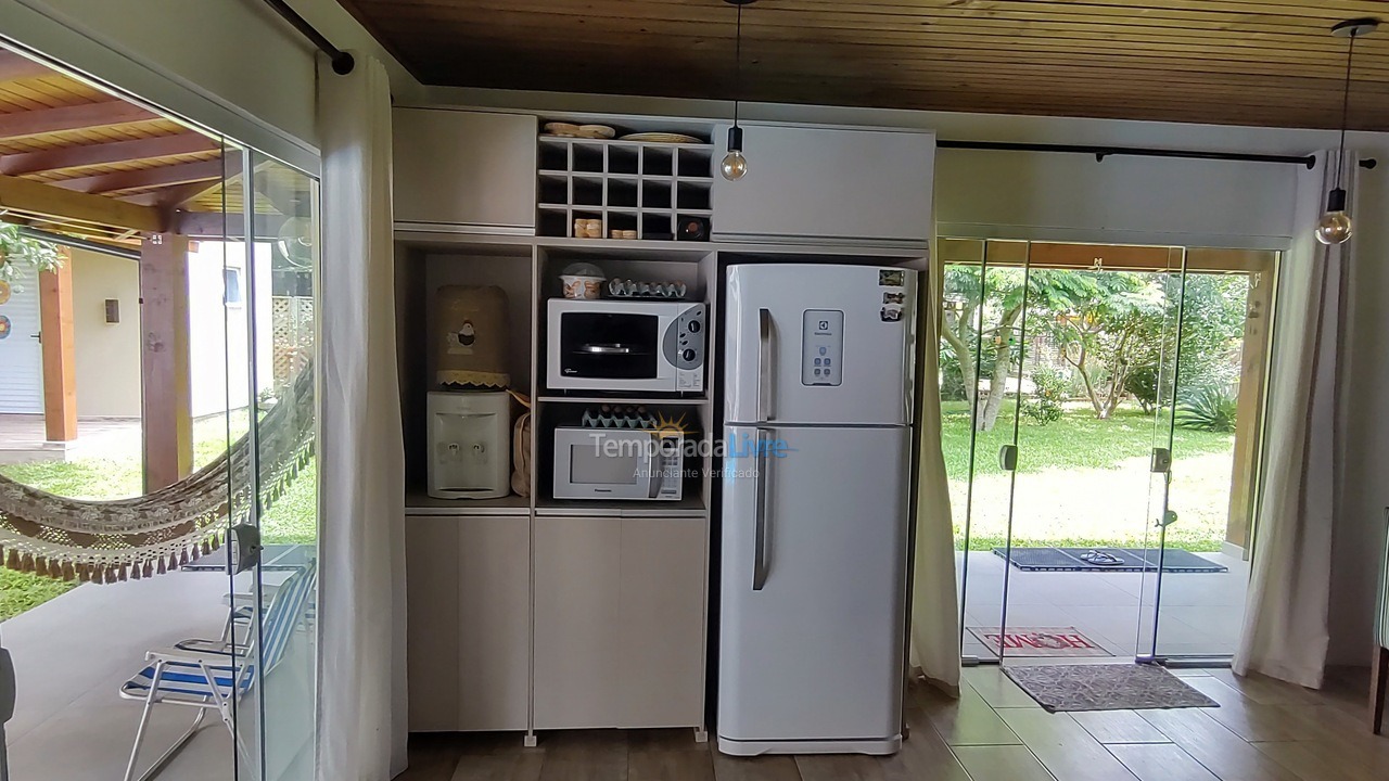 Casa para aluguel de temporada em Imbituba (Praia do Rosa)