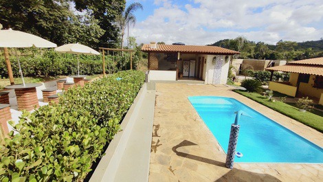 Aluguel de sítio para temporadas com capacidade para 15 pessoas..