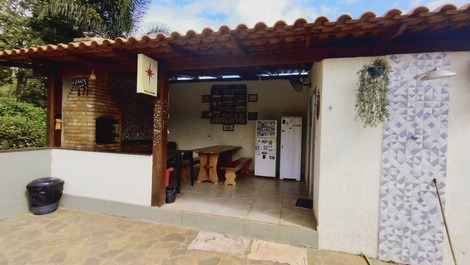 Aluguel de sítio para temporadas com capacidade para 15 pessoas..