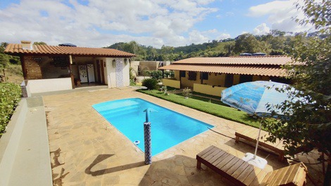 Aluguel de sítio para temporadas com capacidade para 15 pessoas..