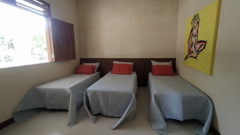 Quarto com janelão e vista para o verde