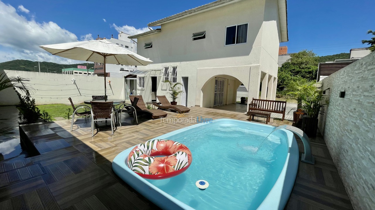 House for vacation rental in Bombinhas (Praia de Bombas)