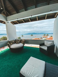 Casa estilo mansão com piscina e vista panorâmica para o mar!