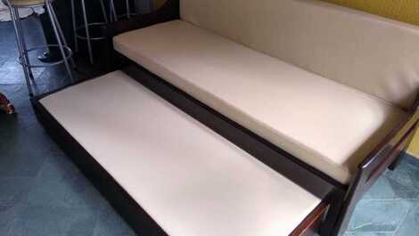 Sofá, que aberto virá cama de casal e tem um cama auxiliar de solteiro.(espuma d 28)