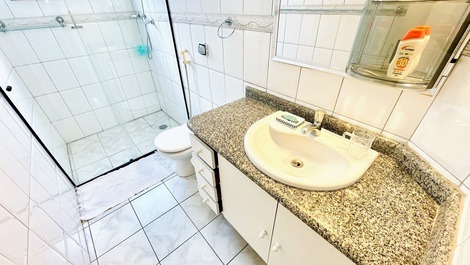 Apto Frente Total Mar em Astúrias com Varanda Gourmet, Lazer e 2 Vagas