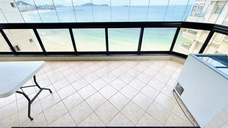 Apto Frente Total Mar em Astúrias com Varanda Gourmet, Lazer e 2 Vagas