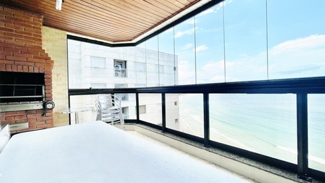 Apto Frente Total Mar em Astúrias com Varanda Gourmet, Lazer e 2 Vagas