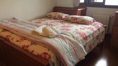 Quarto de solteiro- pode virar cama de casal 