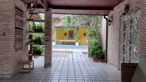 CASA BEIRA MAR PRAIA TONINHAS COM 4 DORM E PISCINA