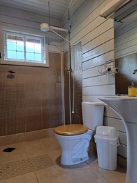 Casa de madera con balcón y hamacas ideal para quienes quieran relajarse.