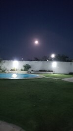 Piscina. foto noturna