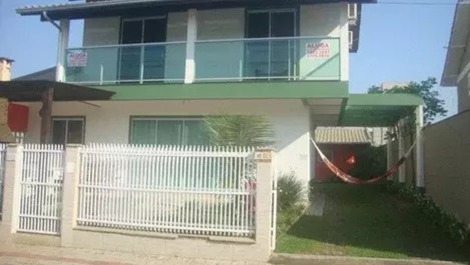 Amplia casa adosada en Praia de Canto Grande/Mariscal, en Bombinhas