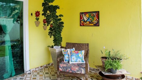 P004 - Casa com 3 dormitórios, churrasqueira e apenas 150m da praia