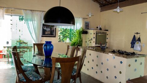 P004 - Casa com 3 dormitórios, churrasqueira e apenas 150m da praia