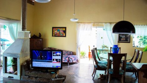 P004 - Casa com 3 dormitórios, churrasqueira e apenas 150m da praia