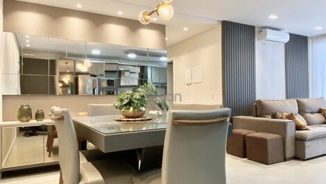 197 - Apto 03 dormitórios 50m da Praia de Mariscal