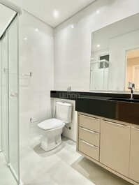 197 - Apto 03 dormitórios 50m da Praia de Mariscal