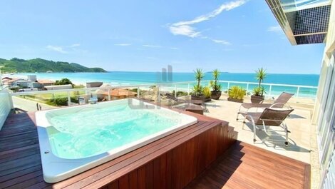 161 - Duplex penthouse with 03 bedrooms and private Jacuzzi in the city...