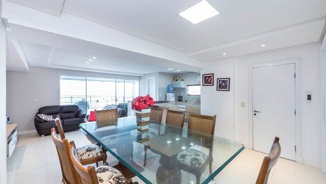 Hermoso Penthouse 4 Suites Vista Mar, para hasta 12 personas en Bombinhas