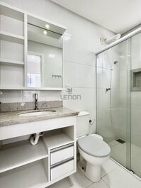 087 - Ótimo apto de 3 quartos em Bombas a poucos metros da praia!