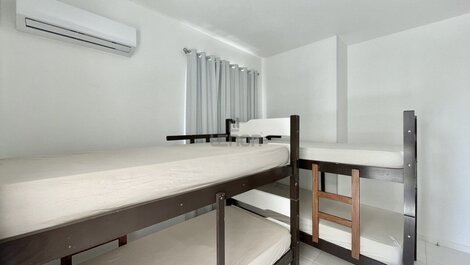 087 - Ótimo apto de 3 quartos em Bombas a poucos metros da praia!