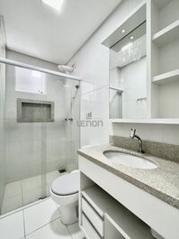 087 - Ótimo apto de 3 quartos em Bombas a poucos metros da praia!