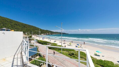 04JR - Duplex Facing the Sea, 03 rooms for 8 people in Bombas