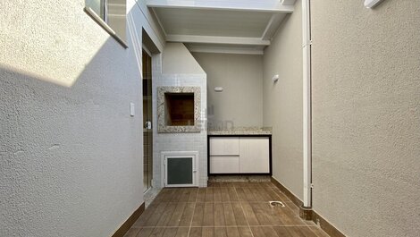 056 - Apto moderno a 100m da Praia de Bombas