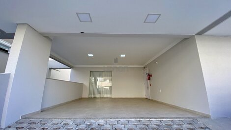 056 - Apto moderno a 100m da Praia de Bombas