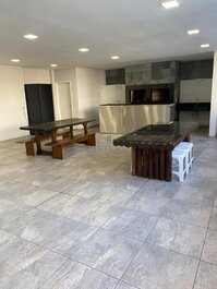 025 - Residencial com Piscina e Jacuzzi em Bombas
