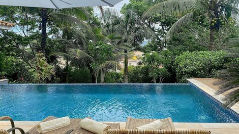 Mansão com 5 suítes para aluguel de temporada em Búzios