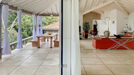 Mansão com 5 suítes para aluguel de temporada em Búzios