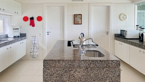 Mansão com 5 suítes para aluguel de temporada em Búzios